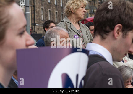 Anti-schottische Unabhängigkeit Fans beobachten Jim Murphy MP anlässlich einer Nein danke-Veranstaltung in Edinburgh. Stockfoto