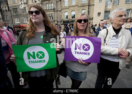 Anti-schottische Unabhängigkeit Fans beobachten Jim Murphy MP anlässlich einer Nein danke-Veranstaltung in Edinburgh. Stockfoto