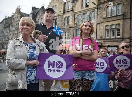 Unterstützer und Demonstranten beobachten Jim Murphy MP, anlässlich einer Nein danke Anti-schottische Unabhängigkeit Veranstaltung in Edinburgh. Stockfoto