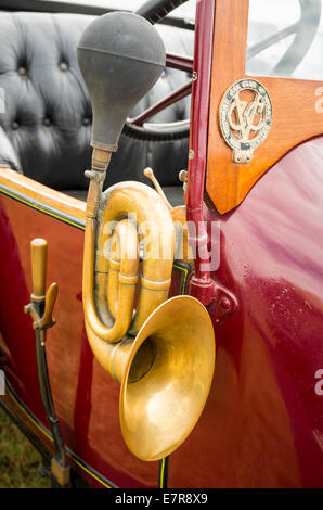 Auf Seite eines alten französischen Automobils auf einer englischen alten Windhorn Stockfoto