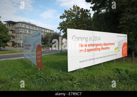 Zeichen verkünden neue Notaufnahme und Stationen bei Northwick Park Hospital Egge Eröffnung 2014 Stockfoto