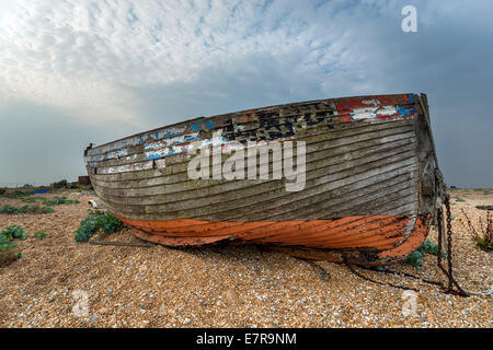 Eine alte, verlassene zerstört hohe hölzerne Angelboot/Fischerboot auf einem Kiesstrand Stockfoto