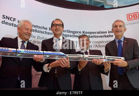 Berlin, Deutschland. 23. Sep, 2014. Vorstandsvorsitzender Deutsche Bahn AG Deutsche Bahn Ag (DB), Ruediger Grube (L-R), deutscher Minister für Verkehr Alexander Dobrindt, französischer Minister für Verkehr Alain Vidalis und Präsident der französischen Staatsbahn SNCF, Guillaume Pepy Stand zusammen nachdem eine Grundsatzvereinbarung über die Zusammenarbeit zwischen DB und SNCF in Bahntechnik unterzeichneten Handel Messe Innotrans in Berlin, Deutschland, 23. September 2014. InnoTrans kann von der Öffentlichkeit zwischen 23 und 216 September 2014 besichtigt werden. Foto: RAINER JENSEN/DPA/Alamy Live-Nachrichten Stockfoto