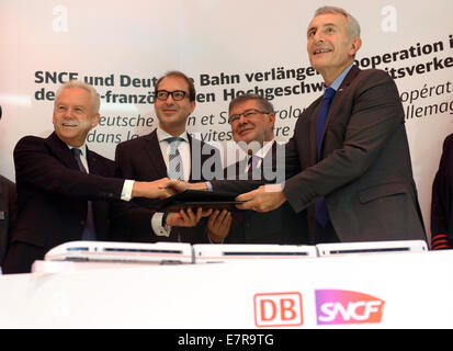 Berlin, Deutschland. 23. Sep, 2014. Vorstandsvorsitzender Deutsche Bahn AG Deutsche Bahn Ag (DB), Ruediger Grube (L-R), deutscher Minister für Verkehr Alexander Dobrindt, französischer Minister für Verkehr Alain Vidalis und Präsident der französischen Staatsbahn SNCF, Guillaume Pepy Stand zusammen nachdem eine Grundsatzvereinbarung über die Zusammenarbeit zwischen DB und SNCF in Bahntechnik unterzeichneten Handel Messe Innotrans in Berlin, Deutschland, 23. September 2014. InnoTrans kann von der Öffentlichkeit zwischen 23 und 216 September 2014 besichtigt werden. Foto: RAINER JENSEN/DPA/Alamy Live-Nachrichten Stockfoto