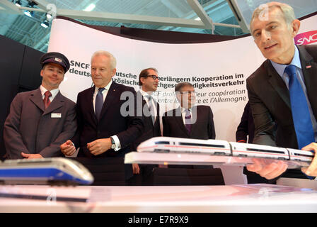 Berlin, Deutschland. 23. Sep, 2014. Vorstandsvorsitzender Deutsche Bahn AG Deutsche Bahn Ag (DB), Ruediger Grube (2L-R), deutscher Minister für Verkehr Alexander Dobrindt, französischer Minister für Verkehr Alain Vidalis und Präsident der französischen Staatsbahn SNCF, Guillaume Pepy Stand zusammen nachdem eine Grundsatzvereinbarung über die Zusammenarbeit zwischen DB und SNCF in Bahntechnik unterzeichneten Handel Messe Innotrans in Berlin, Deutschland, 23. September 2014. InnoTrans kann von der Öffentlichkeit zwischen 23 und 216 September 2014 besichtigt werden. Foto: RAINER JENSEN/DPA/Alamy Live-Nachrichten Stockfoto