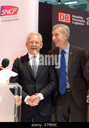 Berlin, Deutschland. 23. Sep, 2014. Vorstandsvorsitzender Deutsche Bahn AG Deutsche Bahn Ag (DB), Rüdiger Grube (L) und Präsident der französischen Staatsbahn SNCF, Guillaume Pepy sprechen, nachdem eine Grundsatzvereinbarung über die Zusammenarbeit zwischen DB und SNCF in Bahntechnik unterzeichneten Handel Messe Innotrans in Berlin, Deutschland, 23. September 2014. InnoTrans kann von der Öffentlichkeit zwischen 23 und 216 September 2014 besichtigt werden. Foto: RAINER JENSEN/DPA/Alamy Live-Nachrichten Stockfoto