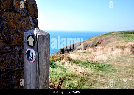 gefährliche Cliifs ahead Warnschild auf Küste Fußweg - Problem der erosion Stockfoto