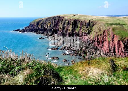 Blick von einer hohen Klippe auf Caldey Island, Pembrokeshire, Wales. Stockfoto