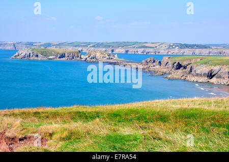 Blick von einer hohen Klippe auf Caldey Island, Pembrokeshire, Wales.Mainland Wales in der Ferne Stockfoto