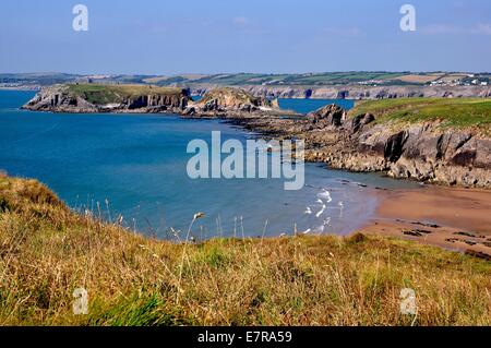 Blick von einer hohen Klippe auf Caldey Island, Pembrokeshire, Wales.Mainland Wales in der Ferne Stockfoto