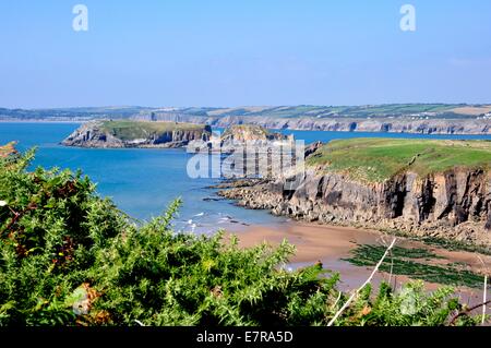 Blick von einer hohen Klippe auf Caldey Island, Pembrokeshire, Wales.Mainland Wales in der Ferne Stockfoto