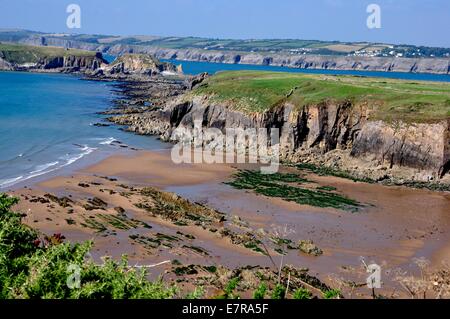 Blick von einer hohen Klippe auf Caldey Island, Pembrokeshire, Wales.Mainland Wales in der Ferne Stockfoto