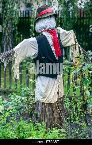 Garten Vogelscheuche erschrecken Vögel im Schrebergarten Böhmen Tschechische Republik Stockfoto