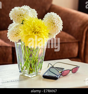 Fröhlicher Strauß Garten Dahlien in ein Wohngebäude platziert. Stockfoto