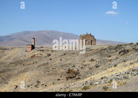 Die Kathedrale von Ani (rechts) und die Menüçer Camii Moschee (links) in der antiken Stadt von Ani, Ost-Türkei. Stockfoto