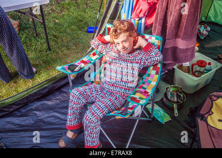 Fünf Jahre alter Junge in seinem Pyjama auf Karrageen Campingplatz Bolberry, in der Nähe von Hope Cove, South Devon, England, Vereinigtes Königreich. Stockfoto