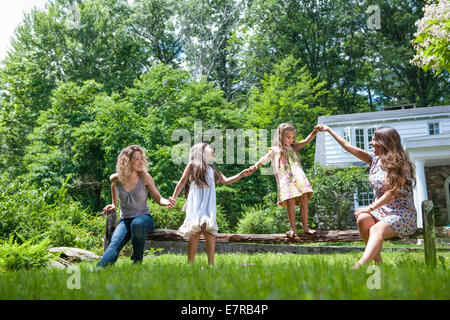 Familie im Sommer im Garten spielen. Stockfoto