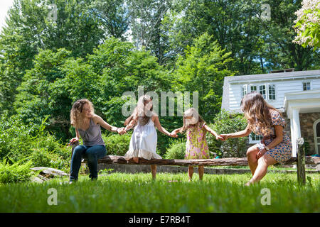 Familie im Sommer im Garten spielen. Stockfoto