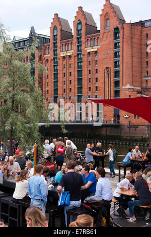 Menschen Sie essen und trinken am Hamburger Duckstein Festival. Stockfoto