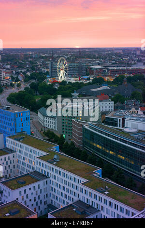 Blick über Hamburg in der Abenddämmerung von St Michael'sChurch. Stockfoto