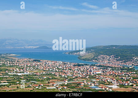 Panoramablick von Trogir mit Split im Hintergrund, Dalmatien, Kroatien Stockfoto