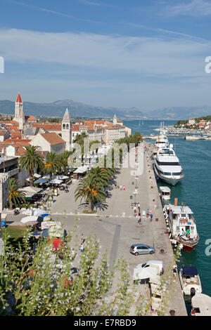 Blick auf die Altstadt und das Meer aus Festung Kamerlengo, Trogir, UNESCO-Welterbe Anblick, Dalmatien, Kroatien Stockfoto