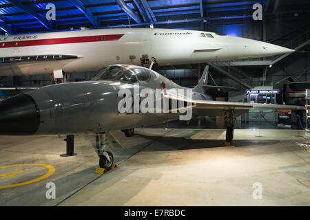 BAC Concorde 002 in Hallen der Royal Navy Fleet Air Arm Museum, Yeovilton, Somerset, Europas größte Naval Aviation Museum. Stockfoto