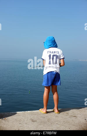 Kleiner Junge Angeln mit Rute Stockfoto