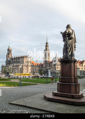 Carl Maria von Weber-Statue, mit Blick auf den Königspalast und katholische Kathedrale Dresden Stockfoto