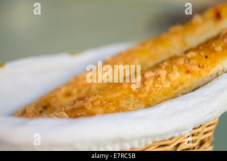 Käsebrot Stick in Weidenkorb. selektiven Fokus Stockfoto