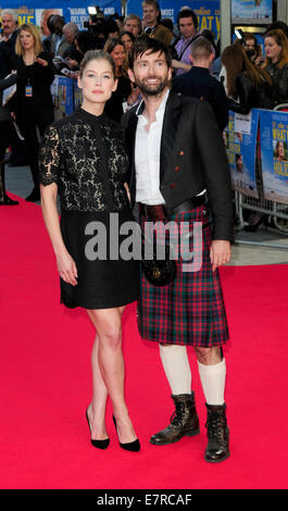 London, UK. 22. Sep, 2014. Rosamund Pike & David Tennant besuchen der UK Premiere von was wir haben auf unser Urlaub im Odeon West End London 22. September 2014. Bildnachweis: Peter Phillips/Alamy Live-Nachrichten Stockfoto