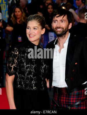 London, UK. 22. Sep, 2014. Rosamund Pike & David Tennant besuchen der UK Premiere von was wir haben auf unser Urlaub im Odeon West End London 22. September 2014. Bildnachweis: Peter Phillips/Alamy Live-Nachrichten Stockfoto