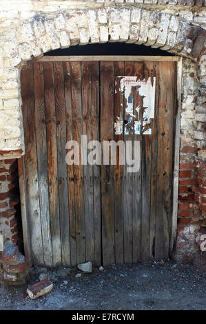 Alte Holztür mit Steinbogen Stockfoto