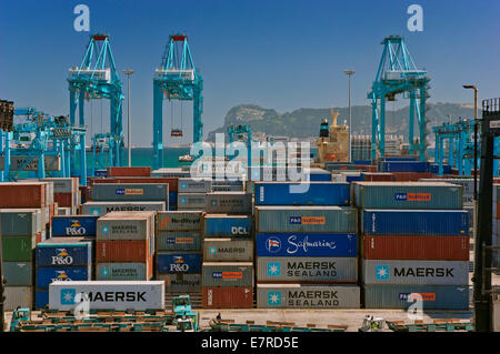 Kommerzielle port (Felsen von Gibraltar im Hintergrund), Algeciras, Provinz Cádiz, Region Andalusien, Spanien, Europa Stockfoto