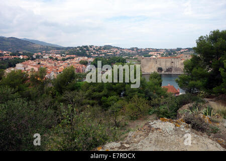 Le Moulin de Colioure Blick auf umliegende Landschaft, Katharer Burgen, bezaubernde Hafen & seine Festung Stockfoto