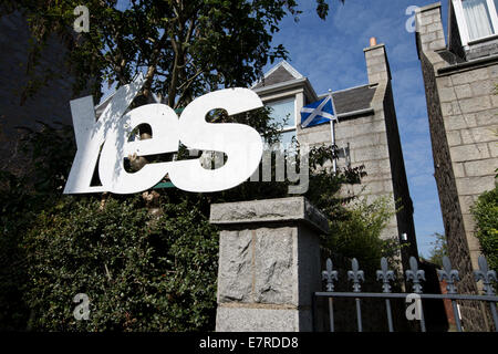 Ein Pro-Unabhängigkeit ja Schottland Zeichen auf dem Display vor einem Haus in Aberdeen, das Land Öl und Gas Industrie Zentrum. Stockfoto