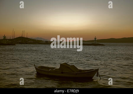 Kleines Boot auf dem Meer in der Abenddämmerung Stockfoto