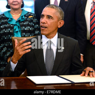 Washington, DC, USA. 22. Sep, 2014. US-Präsident Barack Obama liefert Hinweise vor der Unterzeichnung des Amerikas Versprechen Gipfelerklärung während einer Zeremonie im Oval Office des weißen Hauses in Washington, DC, USA, 22. September 2014. Präsident Obama wird der siebte in Folge Präsident, die Erklärung zu unterzeichnen, welche Anrufe auf Amerikaner, die Jugend von Amerika zu helfen, ihr volles Potenzial auszuschöpfen. Bildnachweis: Dpa picture Alliance/Alamy Live News Stockfoto