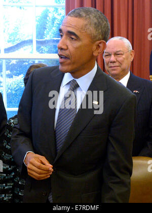 Washington, DC, USA. 22. Sep, 2014. US-Präsident Barack Obama, Amerikas Versprechen Allianz Gründung Vorsitzender und ehemaliger uns Staatssekretär General Colin Powell (R), antwortet auf eine Frage aus den Medien nach der Unterzeichnung des Amerikas Versprechen Gipfelerklärung während einer Zeremonie im Oval Office des weißen Hauses in Washington, DC, USA, 22. September 2014. Präsident Obama wird der siebte in Folge Präsident, die Erklärung zu unterzeichnen, welche Anrufe auf Amerikaner, die Jugend von Amerika zu helfen, ihr volles Potenzial auszuschöpfen. Bildnachweis: Dpa picture Alliance/Alamy Live News Stockfoto