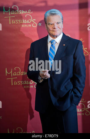 Berlin, Deutschland. 23. Sep, 2014. Eine Wachsfigur von Bundespräsident Joachim Gauck wurde bei Madame Tussauds in Berlin, Deutschland, 23. September 2014 vorgestellt.  Sechzehn Mitarbeiter arbeitete auf die Abbildung für sechs Monate bei der London-Studions von Madame Tusaauds. © Dpa picture-Alliance/Alamy Live News Stockfoto