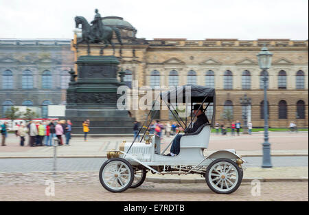 Dresden, Deutschland. 23. Sep, 2014. Jens Seidel aus Radebeul zeigt seine historischen 1910 Maxwell-Auto auf dem Platz "Theaterplatz" in Dresden, Deutschland, 23. September 2014.  Dieses zwei-Takt-Motor ist an die Oldtimer sammeln, "Saxonia-100", die zwischen 3. Oktober und 5. Oktober in Dresden statt in diesem Jahr Teil. Fahrzeuge, die mindestens 100 Jahre alt sind treffen sich hier für eine Gruppenreise. Bildnachweis: Dpa picture Alliance/Alamy Live News Stockfoto