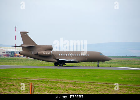 Dänische registriert Dassault Falcon 7 X OY-FWO bereit zur Abfahrt Inverness Dalcross Flughafen.  SCO 9108 Stockfoto