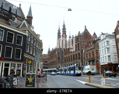 Magna Plaza Einkaufszentrum am Nieuwezijds Voorburgwal 182, Amsterdam, Niederlande, Straßenbahn vor Übergabe Stockfoto