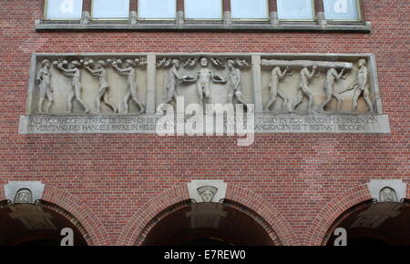 Details zu einem dekorativen Giebel-Steinen an der Fassade des Beurs van Berlage (1896-1903) aufbauend auf Damrak im Zentrum von Amsterdam Stockfoto