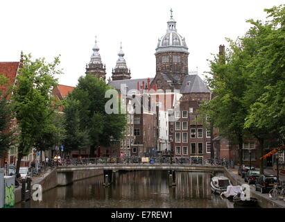 Amsterdam historische Skyline mit der späten 19. Basilika St. Nikolaus, Amsterdam, von Oudezijds Voorburgwal Kanal aus gesehen Stockfoto