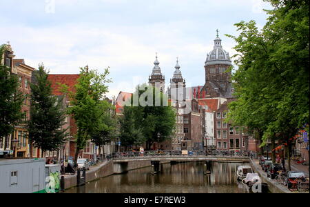 Späten 19. Basilika von St. Nikolaus, der großen katholischen Kirche in Amsterdam, von Oudezijds Voorburgwal Kanal aus gesehen Stockfoto