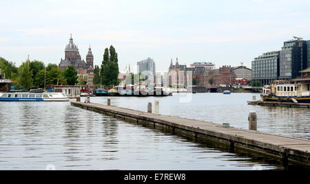 Amsterdam historische Skyline mit 19. Jahrhundert Basilika St. Nikolaus flankiert von Hauptbahnhof rechts (am Oosterdok) Stockfoto