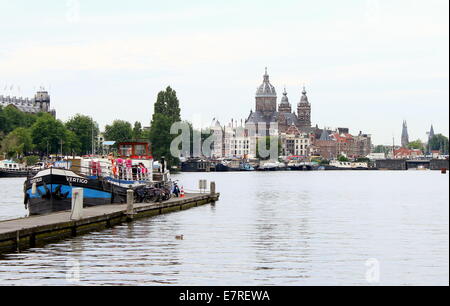 Amsterdam historische Skyline mit 19. Basilika von St. Nikolaus, der großen katholischen Kirche in Amsterdam, von Oosterdok gesehen Stockfoto