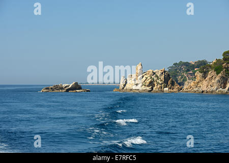 Blick Felsen Punta de s'Agulla brüllen botanischen Gartens Pinya de Rosa von Santa Cristina Höhle in Richtung Blanes, Costa Brava, Katalonien Stockfoto