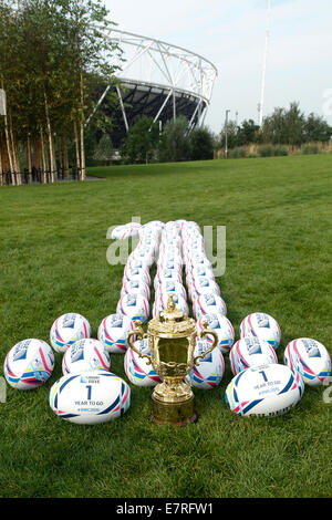 London, UK. 23. September 2014. Webb Ellis Cup auf dem Display in Newham, Markierung 1 Jahr To Go bis zum ersten Turnier-Spiel im Olympiastadion. Bildnachweis: Elsie Kibue / Alamy Live News Stockfoto